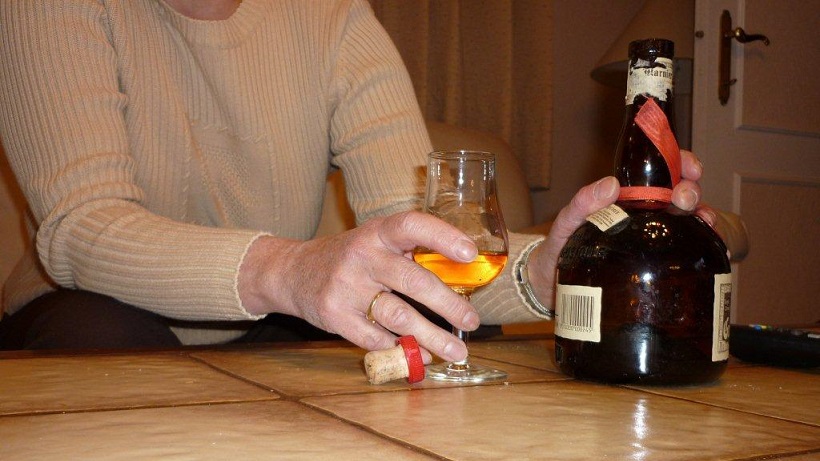 Un proche est dépendant à l'alcool : quel comportement adopter ?