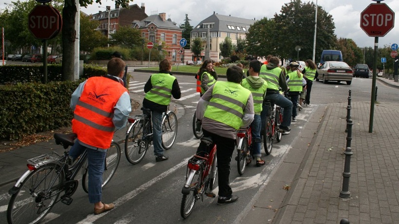 Cyclistes à deux ou en groupe : que dit le code de la route ? 