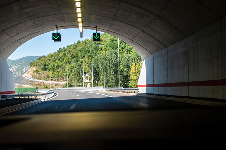 Pech of een ongeval in een lange tunnel: de juiste reactie 